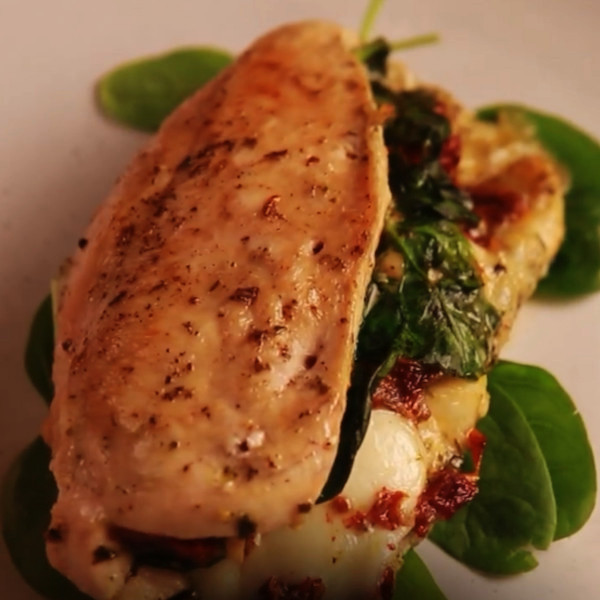 Куриные грудки, фаршированные моцареллой, вялеными томатами и соусом песто