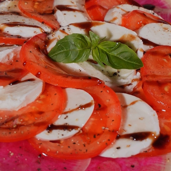 Капрезе с арбузной редькой