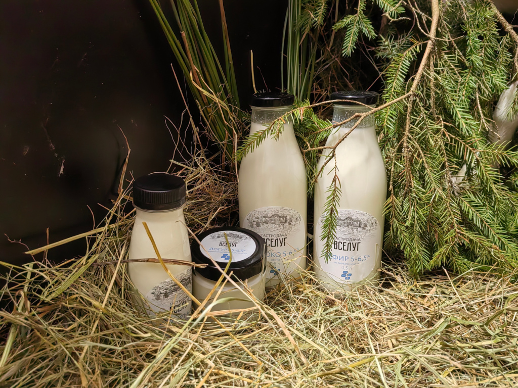 Бутылки с молочной продукцией