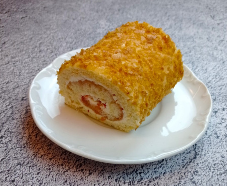 пирожное рулет с клубникой